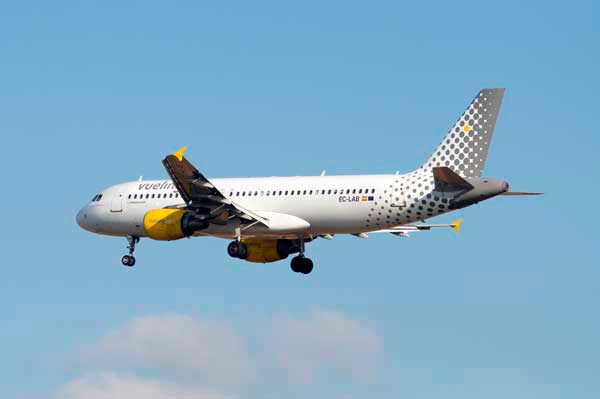 El Aeropuerto de Ibiza (IBZ) es el aeropuerto principal de Vueling durante la temporada alta.